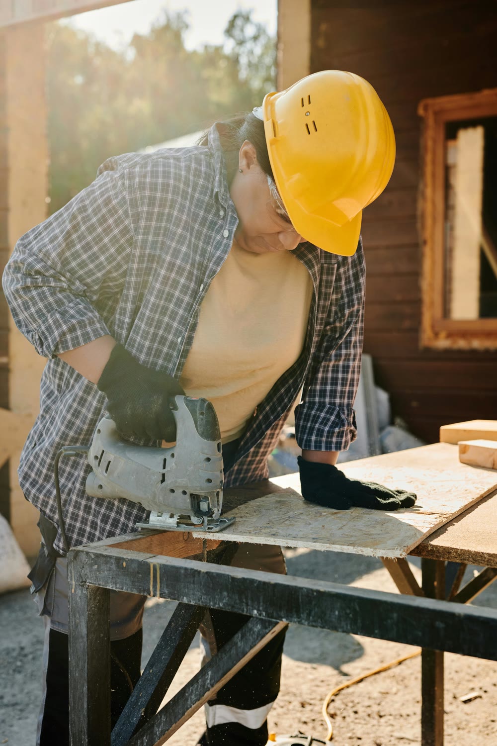 Arbeit mit Holz in der Werkstatt
